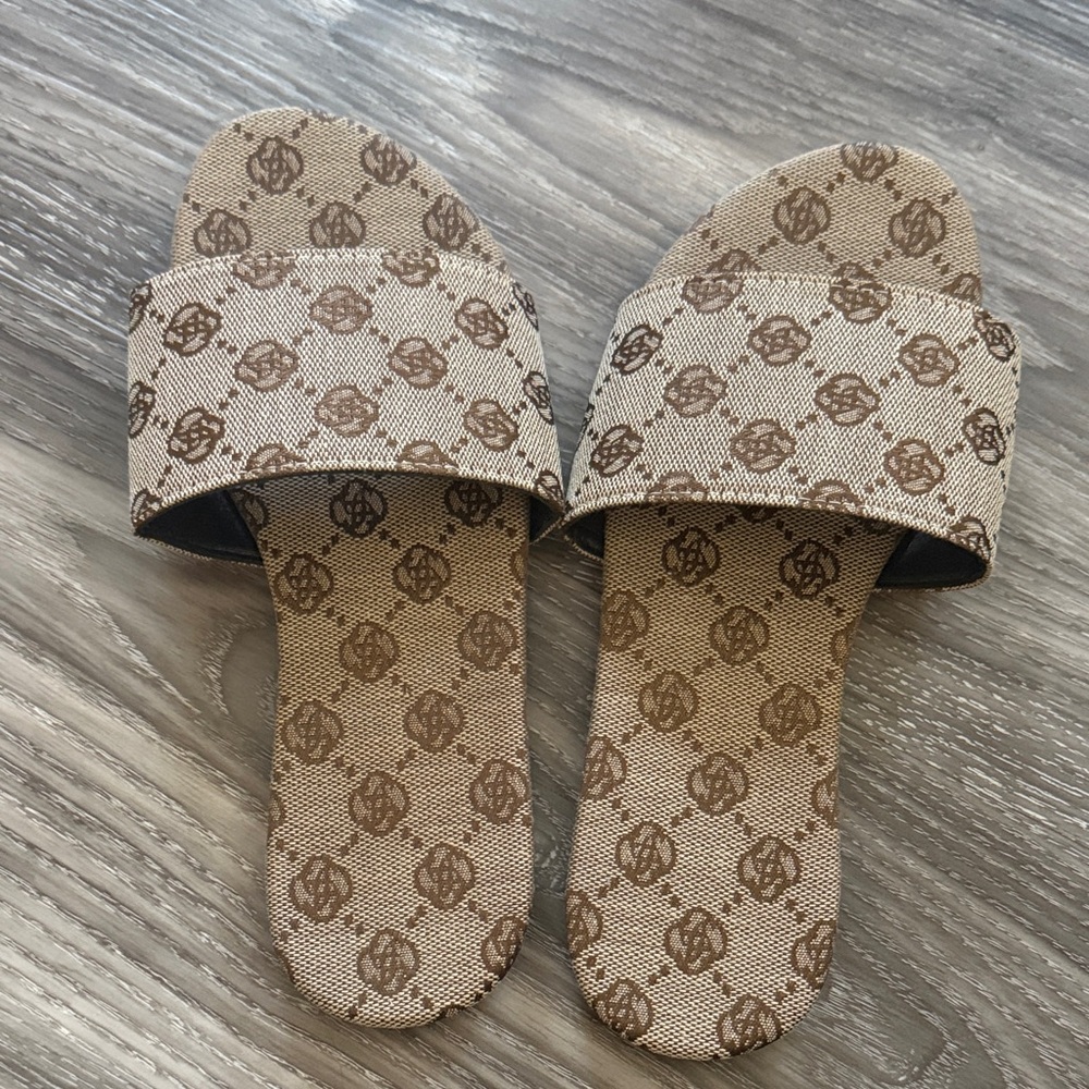Verdura Elegant Tan Patterned Slide Sandals
